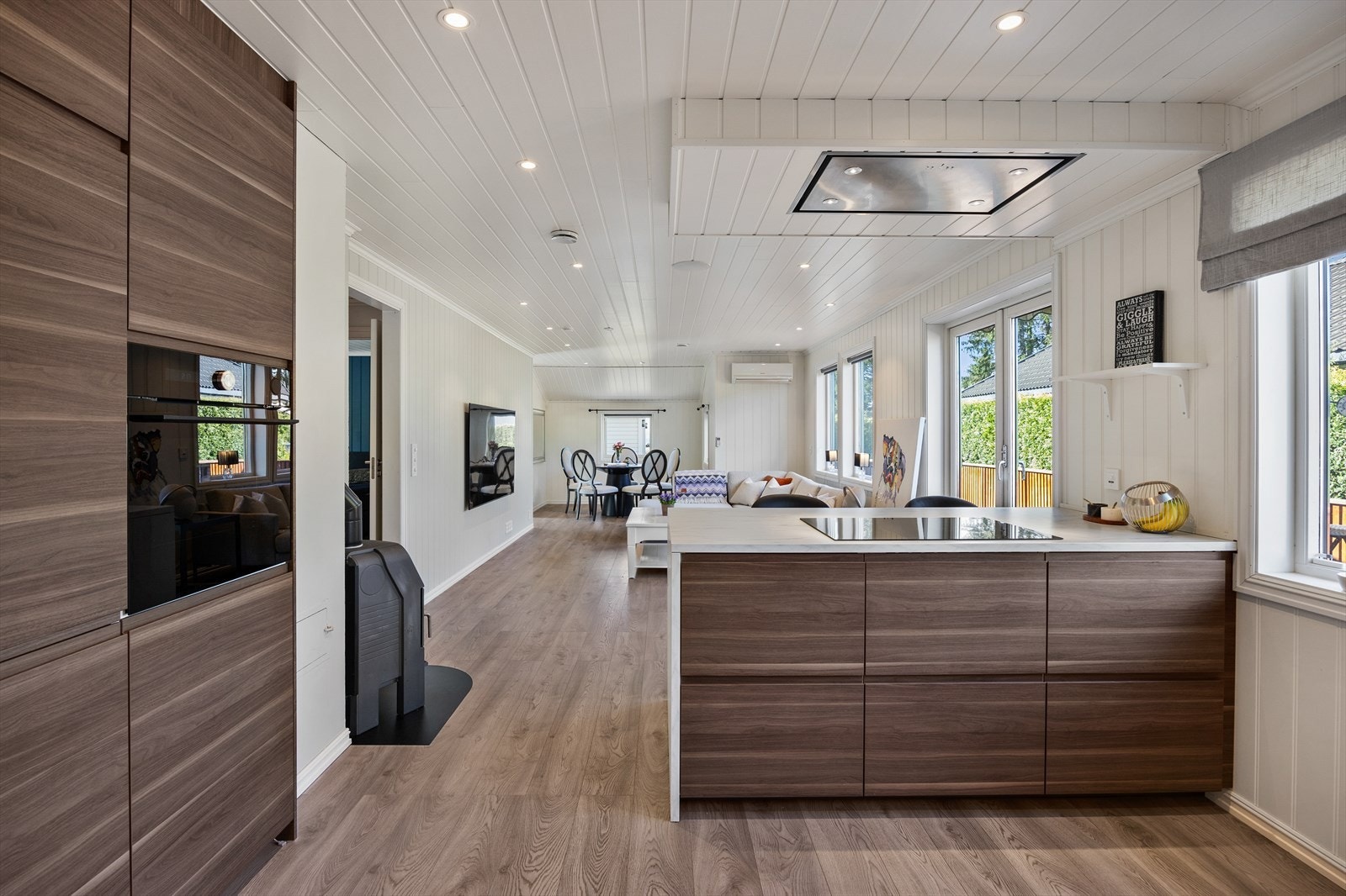 Kjøkkenet fra 2021 har et moderne uttrykk med finerte fronter og integrerte hvitevarer. Galleribilde