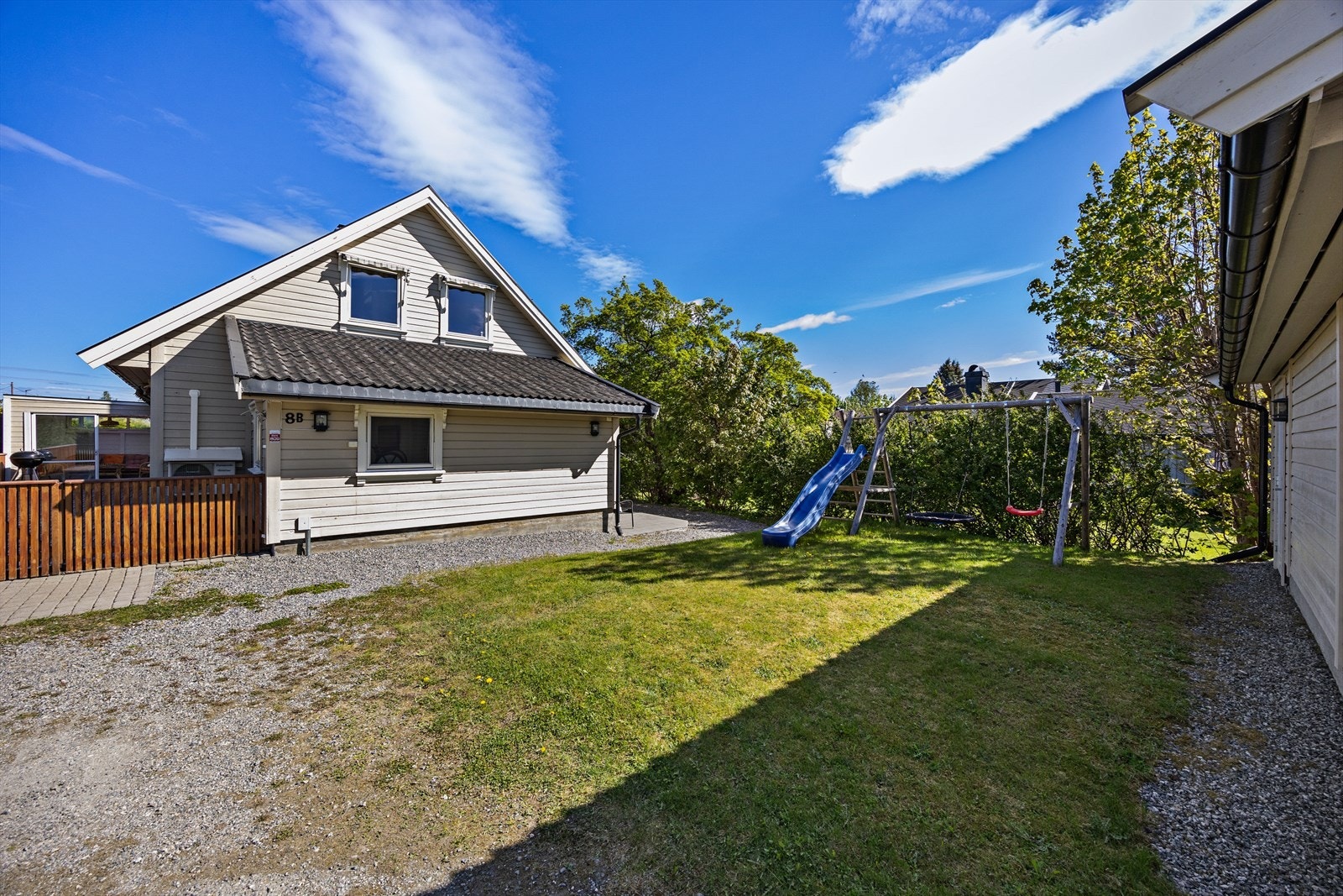 Hagen har plass til lekeapparater og utendørsaktiviteter. Galleribilde