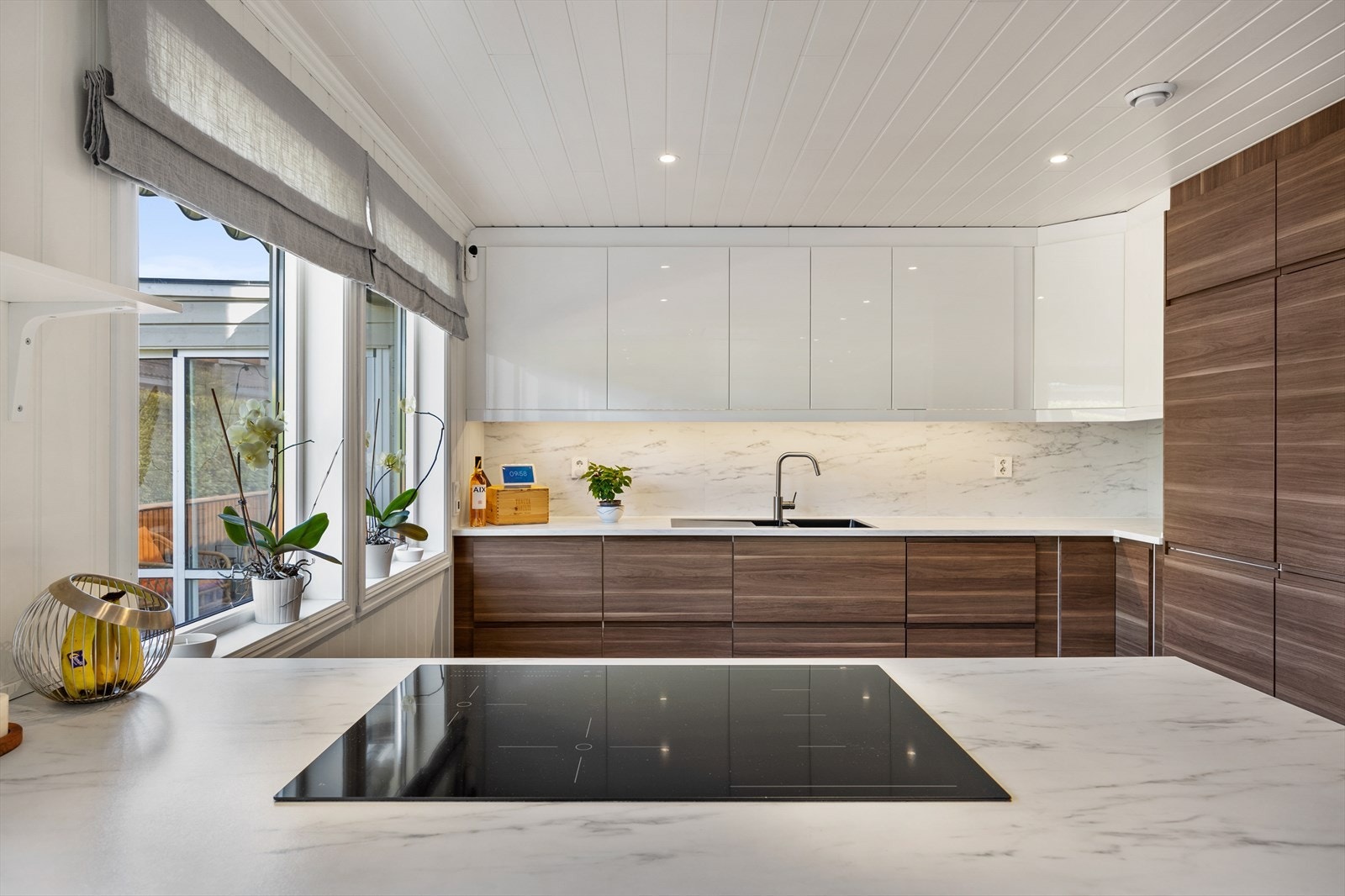 Kjøkkenøya med nedfelt koketopp fungerer som en naturlig samlingsplass. Galleribilde