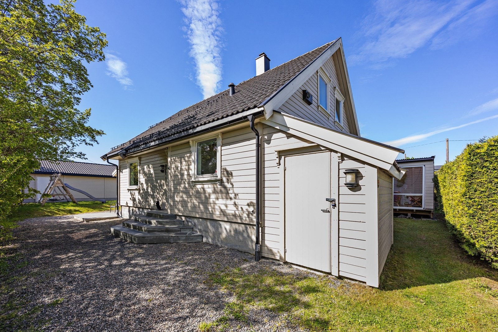 En praktisk utebod på 5 m² gir ekstra lagringsplass for hageredskaper. Galleribilde