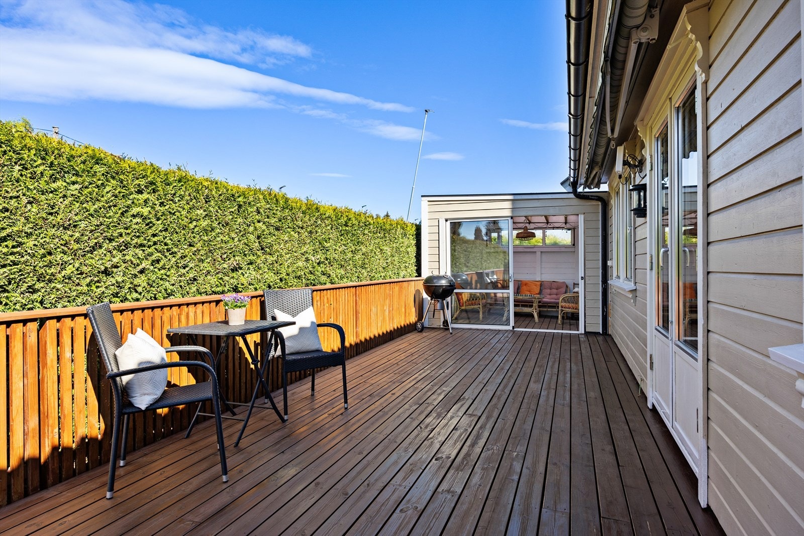 Terrassen er bygget med impregnerte terrassebord og er godt skjermet av hekk. Galleribilde