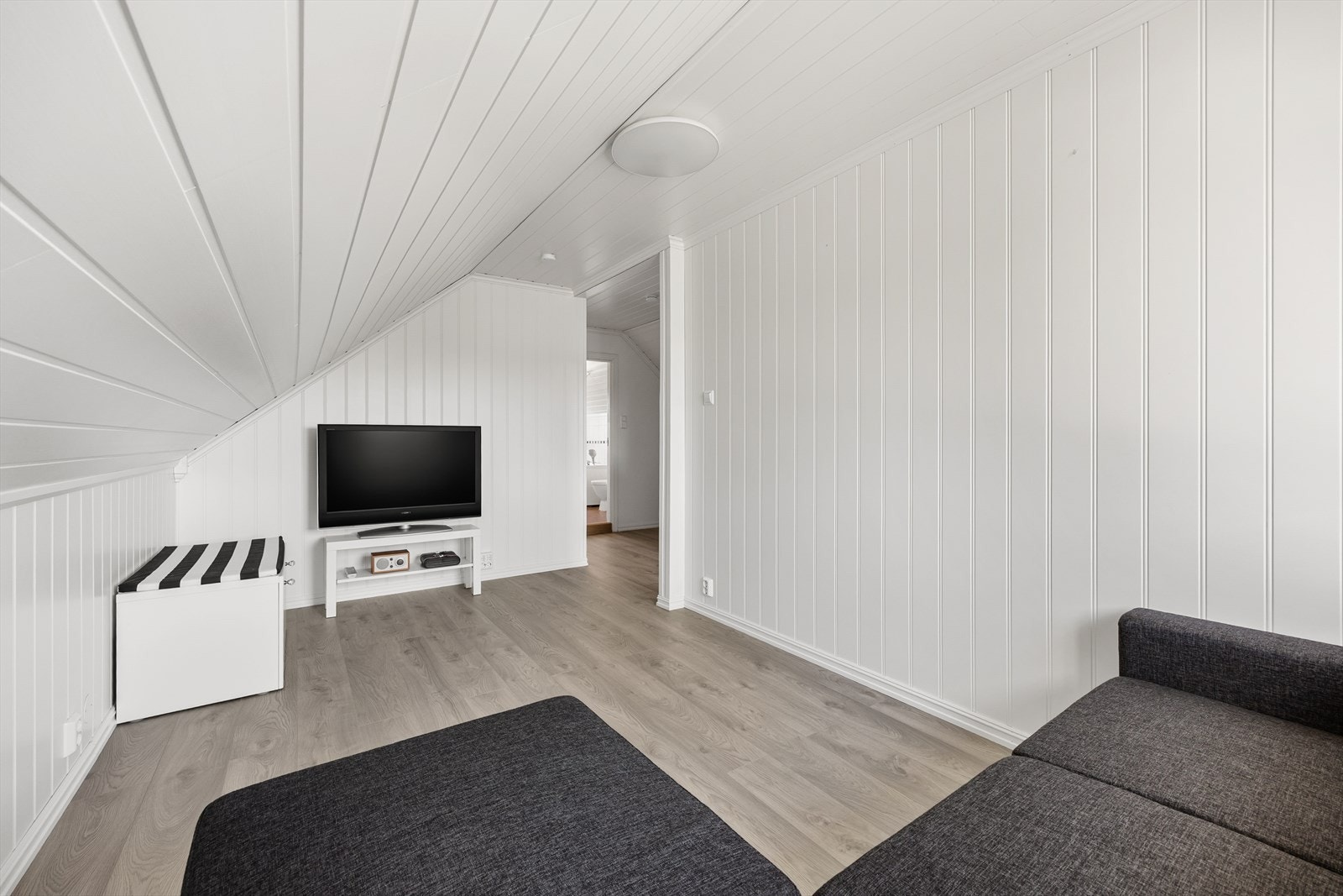 Rommet har laminat på gulvet og panel på vegger og i himling. Galleribilde