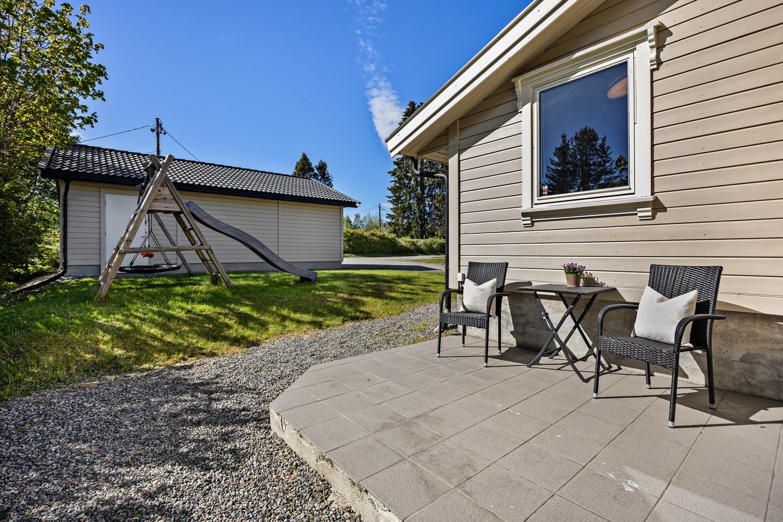 Plattingen har adkomst fra hagen og gir en fin, usjenert sitteplass. Galleribilde