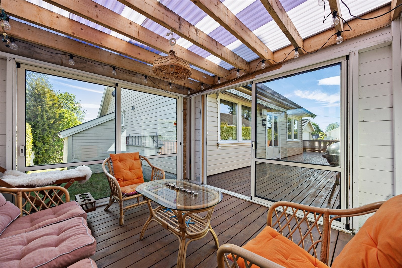 I tilknytning til terrassen ligger en innglasset hagestue på 9 m², som forlenger utesesongen. Galleribilde