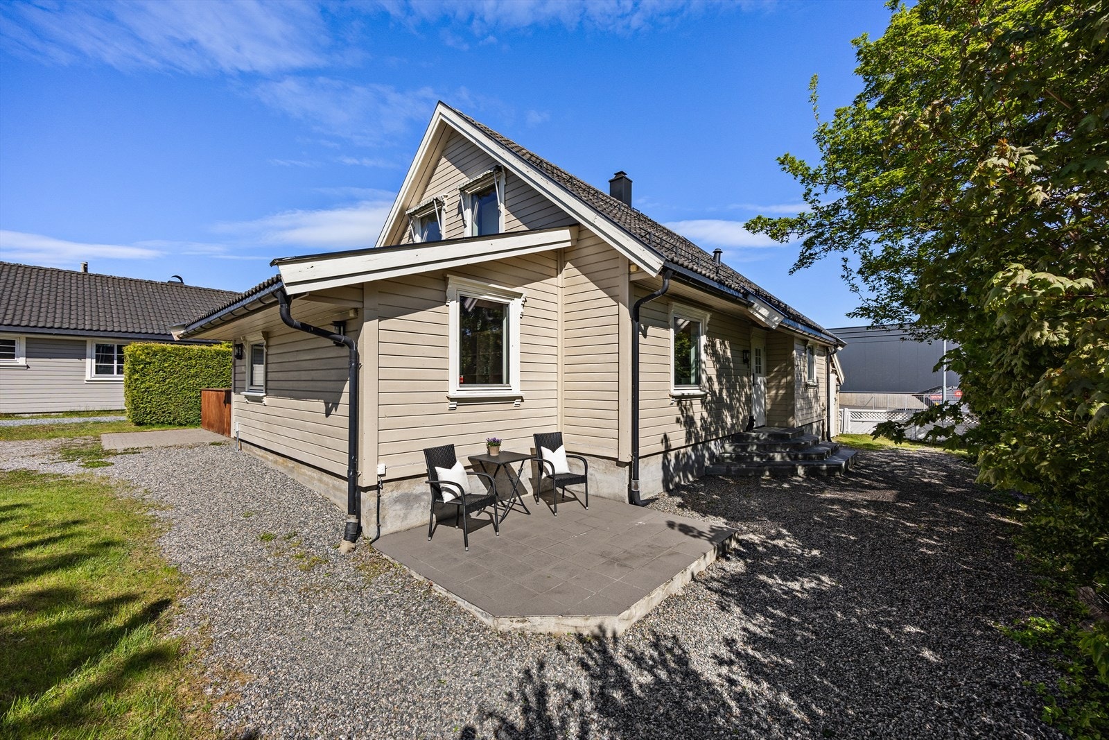 Uteområdet er lettstelt med gruslagt gårdsplass og plen. Galleribilde