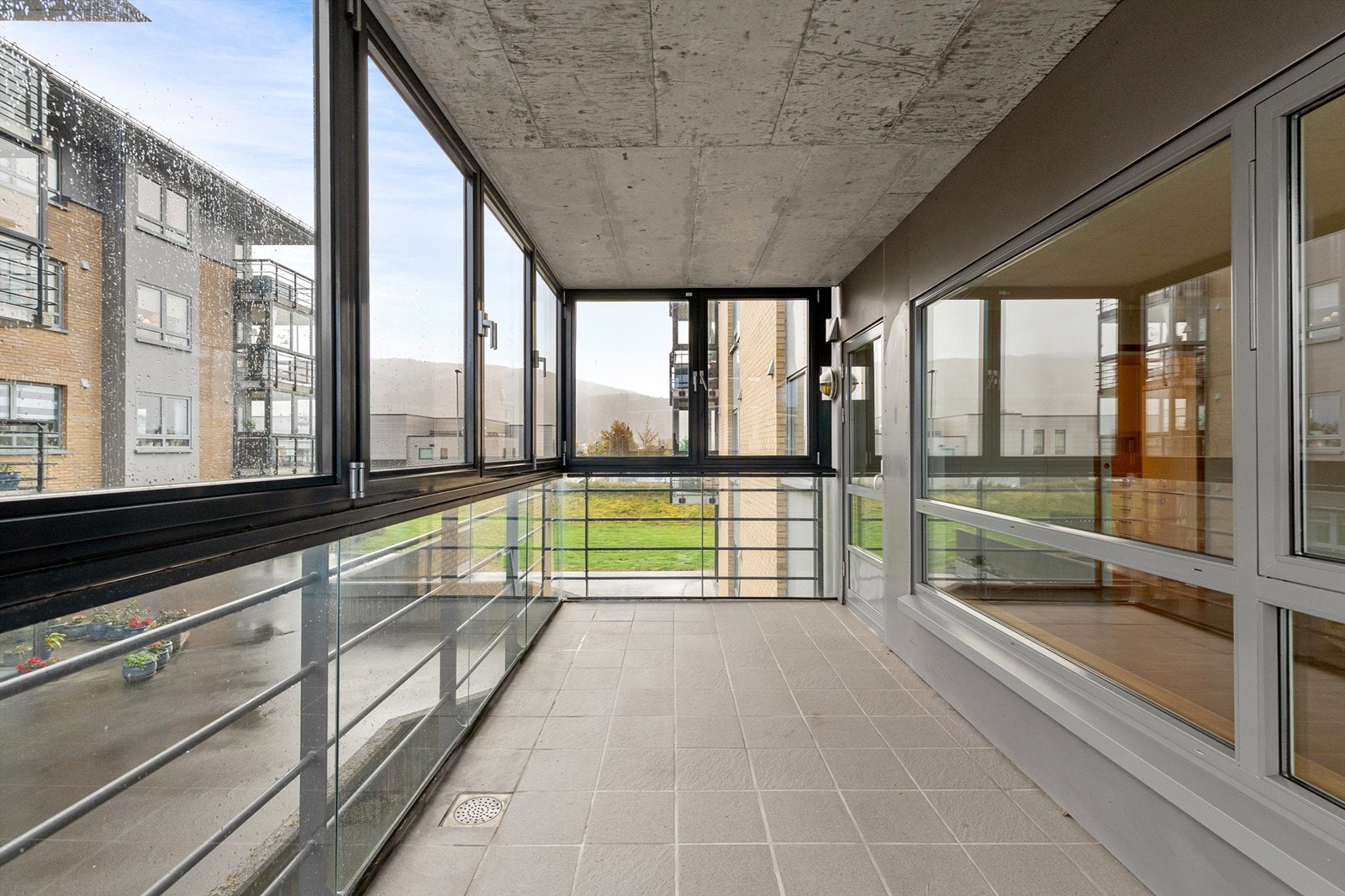 Utgang fra stue til innglasset balkong på 14 kvm mot sydøst Galleribilde