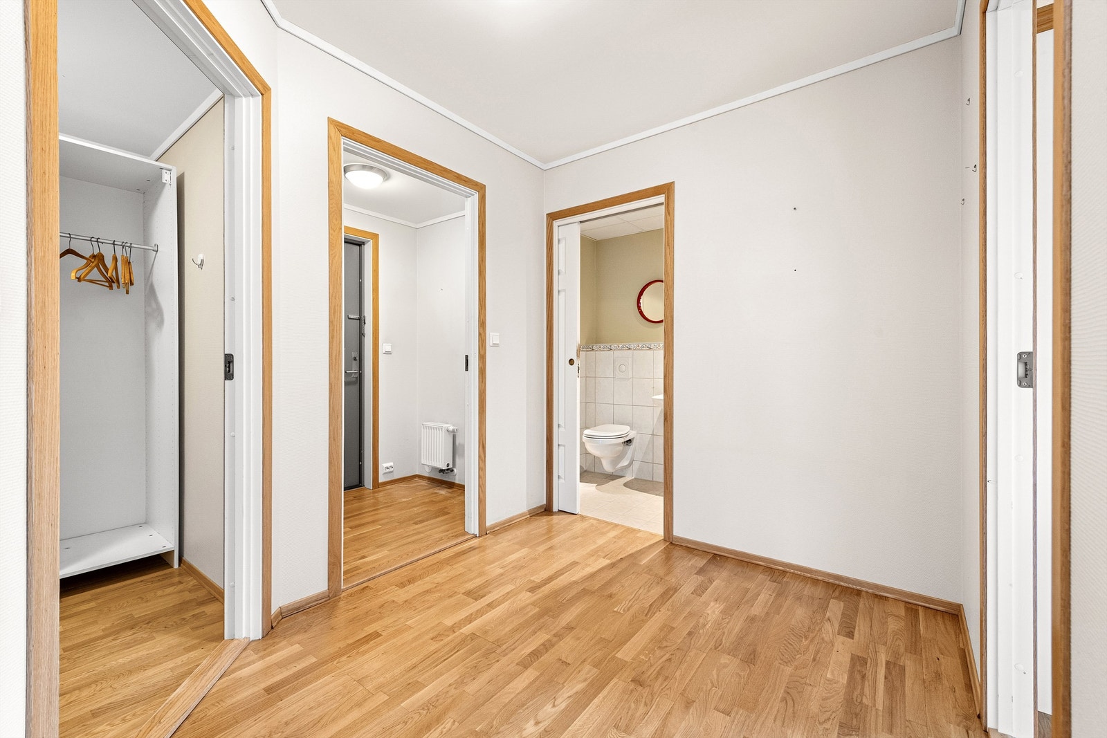 Fra hall mot bod, entre og bad/vaskerom Galleribilde