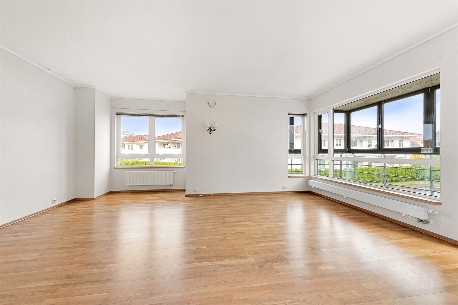 Stue med plass til både sofagruppe og spisestue Galleribilde