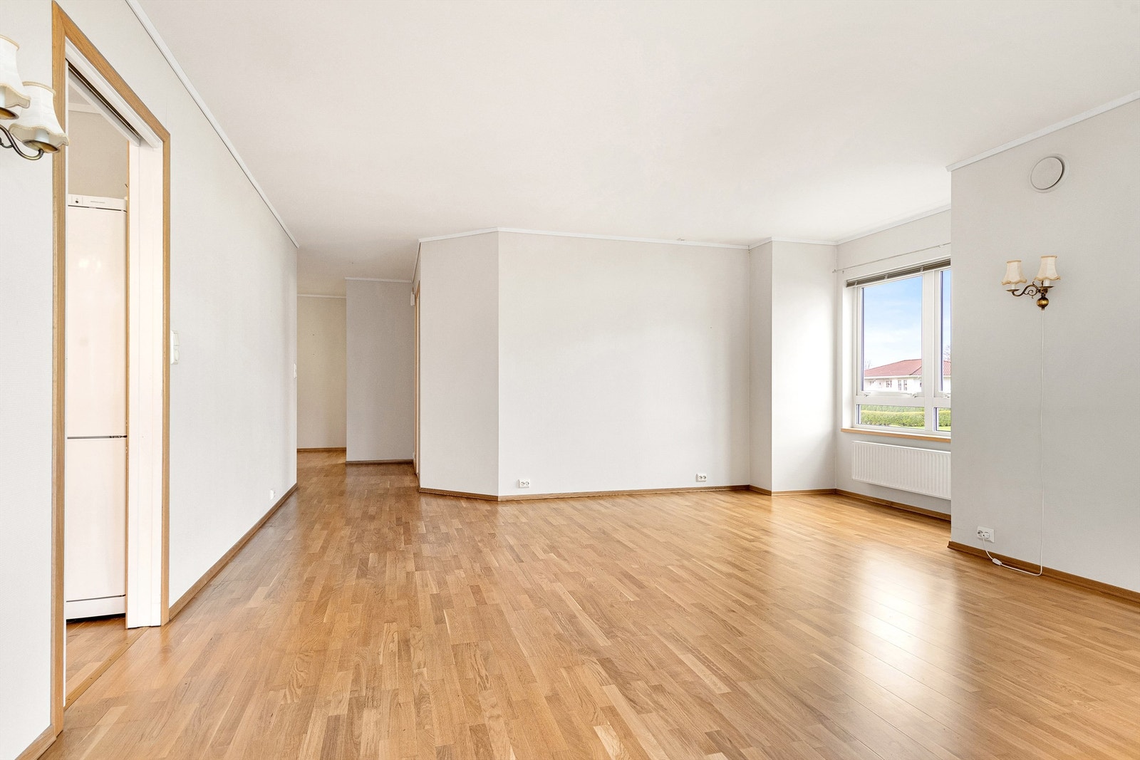 Fra stue mot hall. Skyvedør til kjøkken Galleribilde