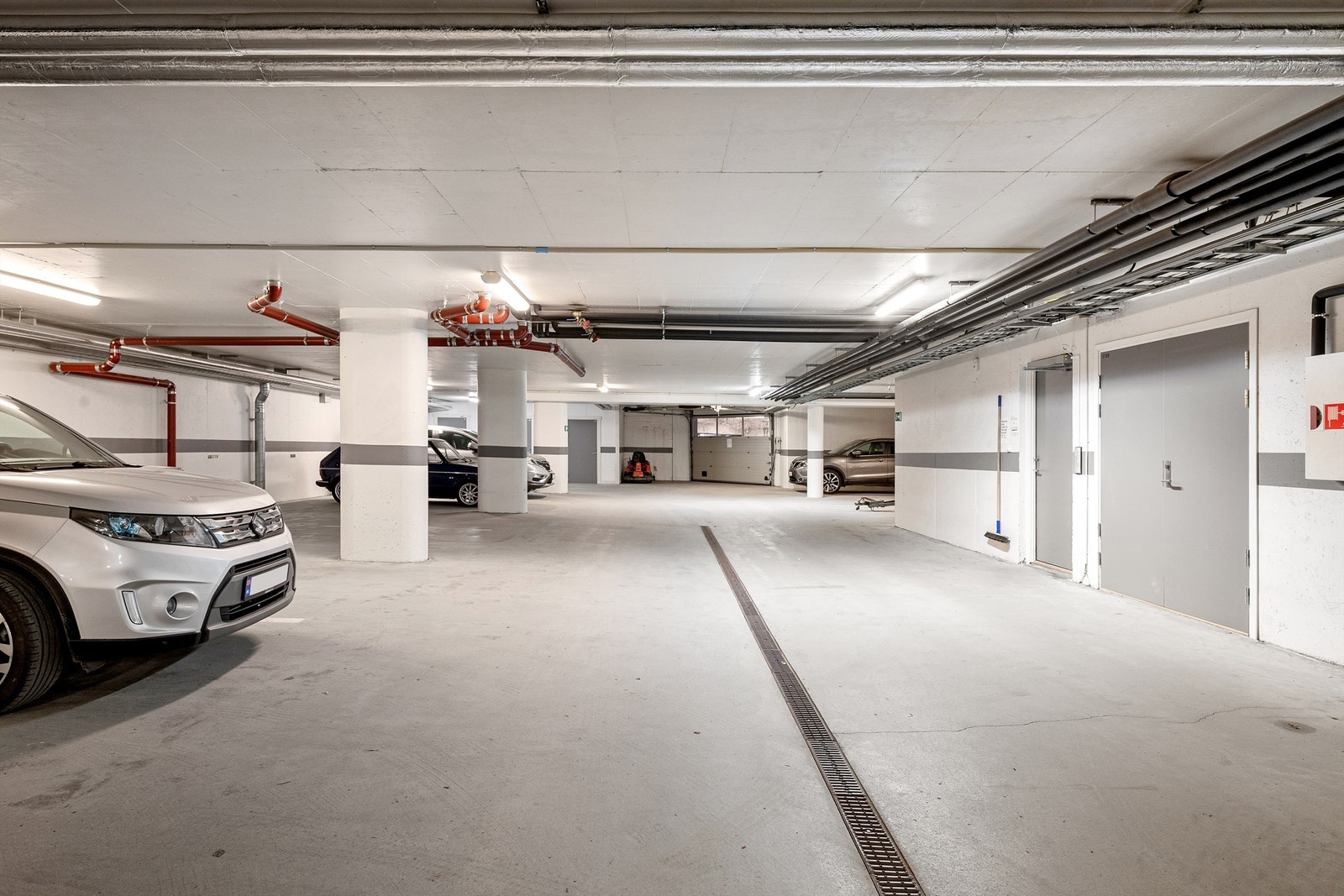 Felles garasjeanlegg i underetasjen med bod Galleribilde