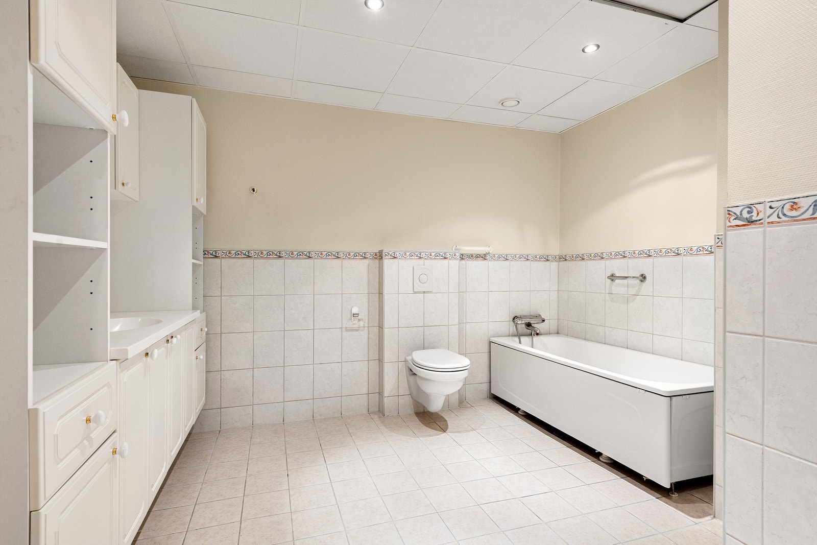 Bad med romslig innredning, vegghengt wc og badekar Galleribilde