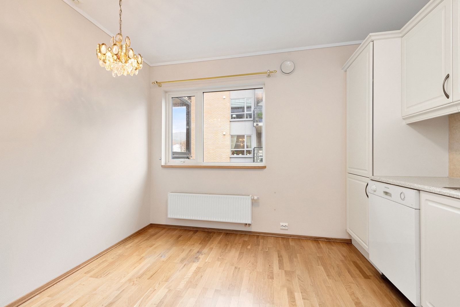 Det er god plass til spisebord på kjøkkenet Galleribilde