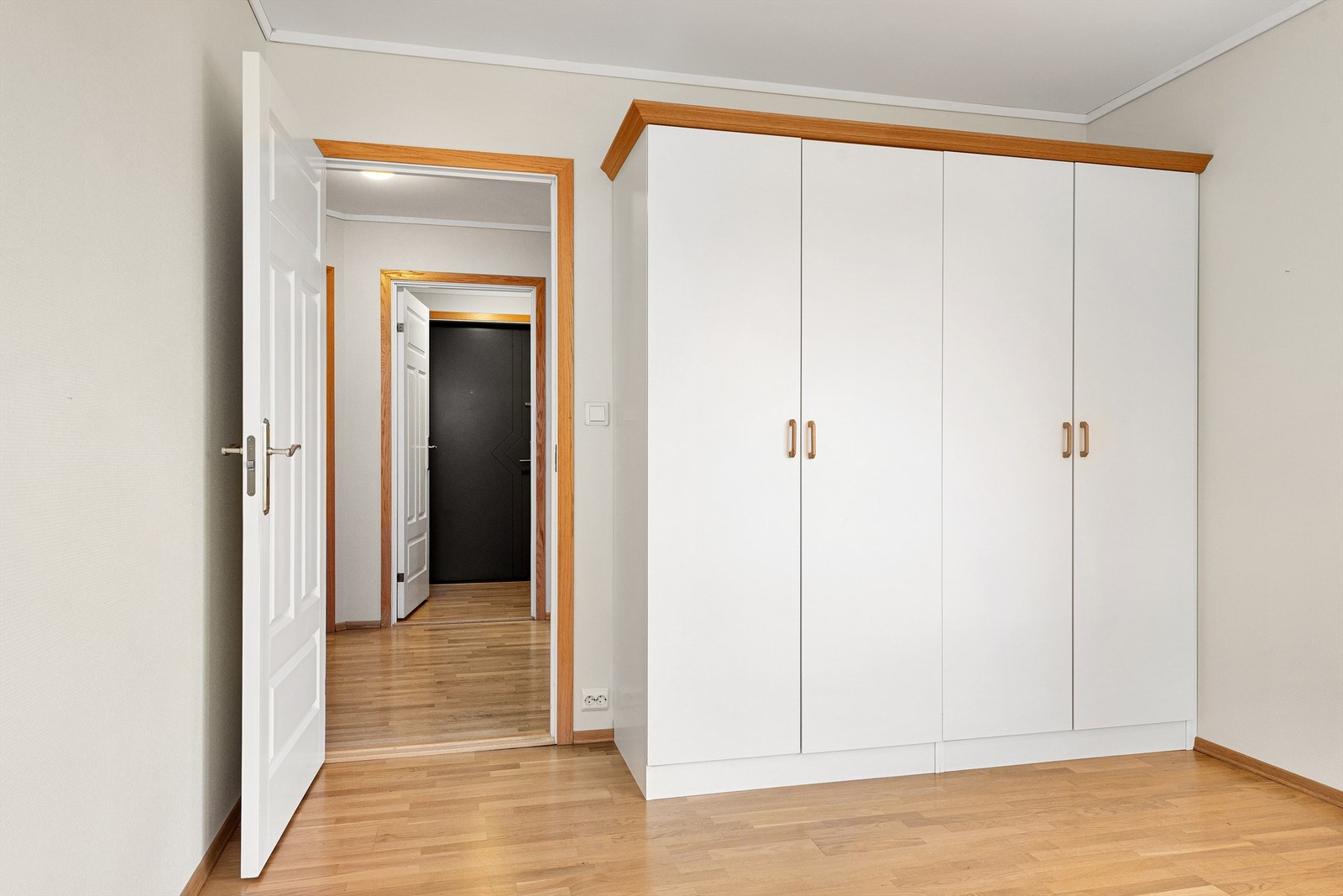 Dobbelt frittstående garderobeskap på hovedsoverom Galleribilde