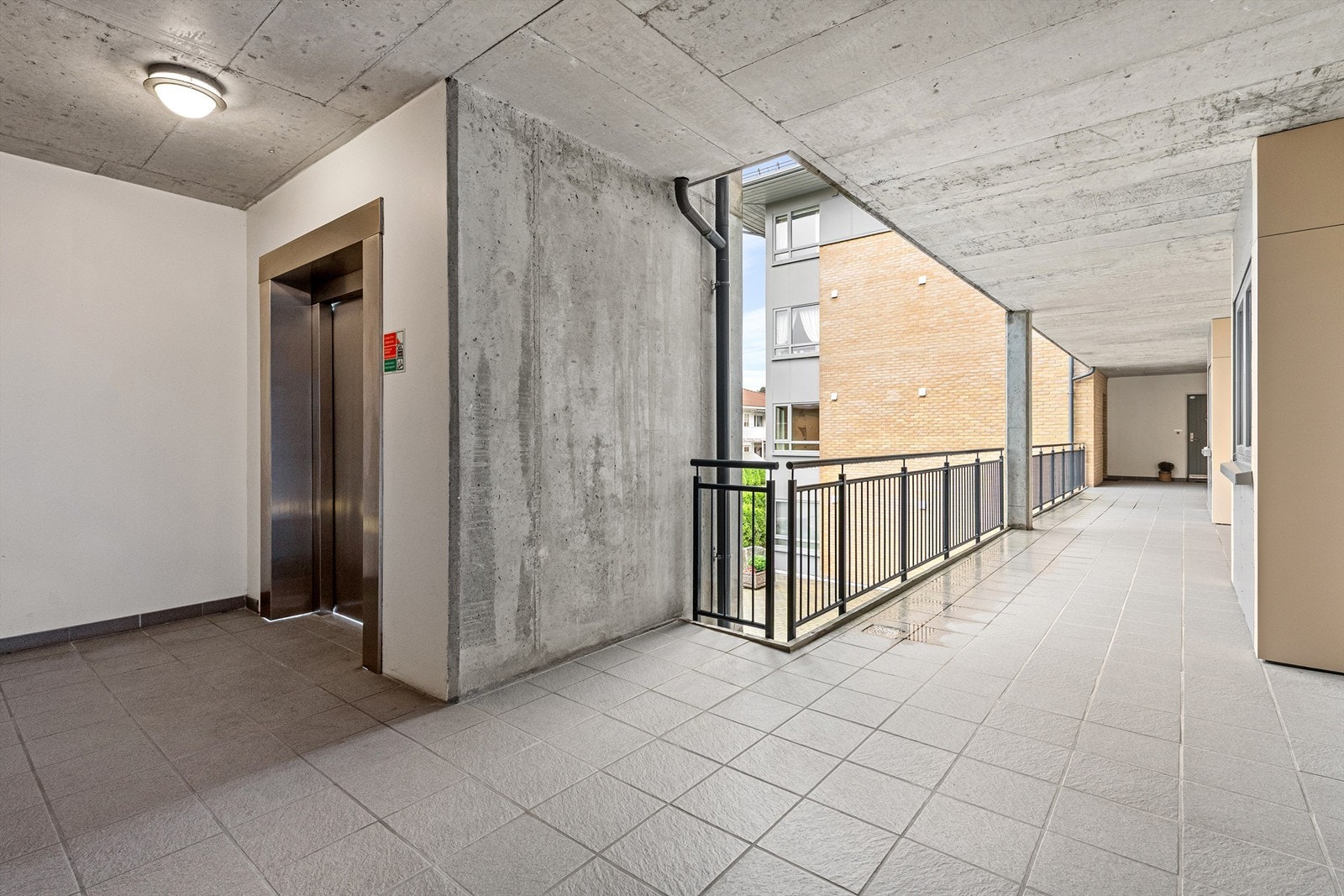 Svalgang og inngangsparti til leiligheten via trapperom eller heis mot nord Galleribilde