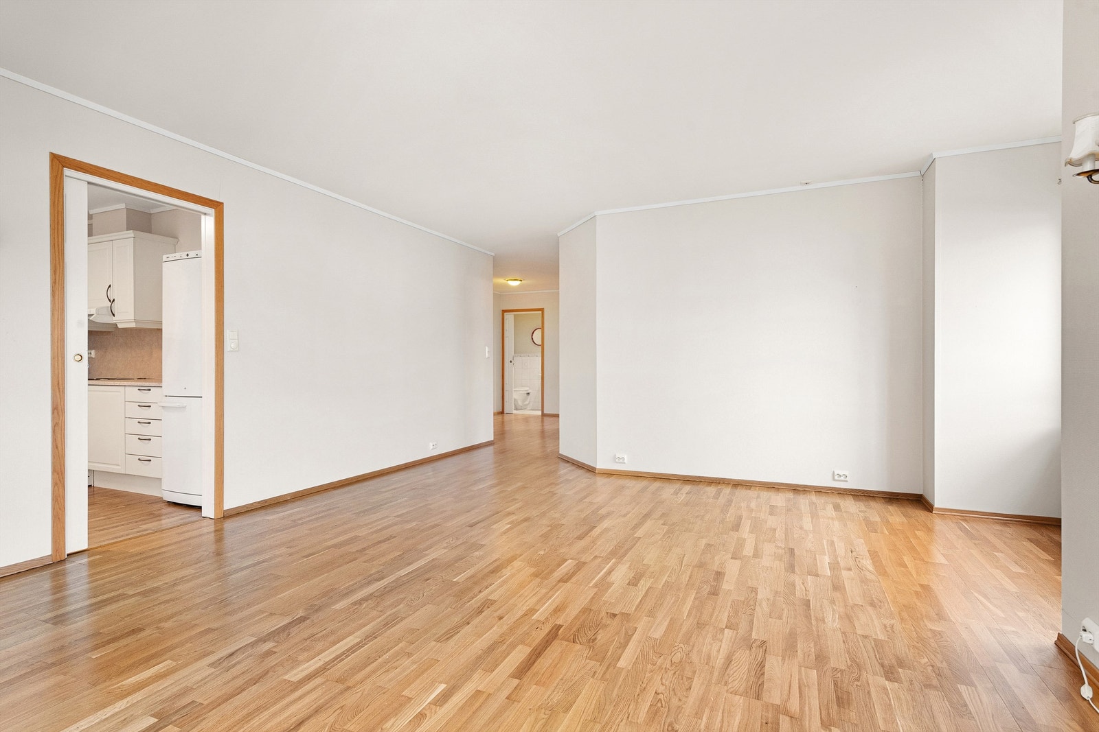 Lys og romslig stue med god plass til flere soner og sitteplasser Galleribilde