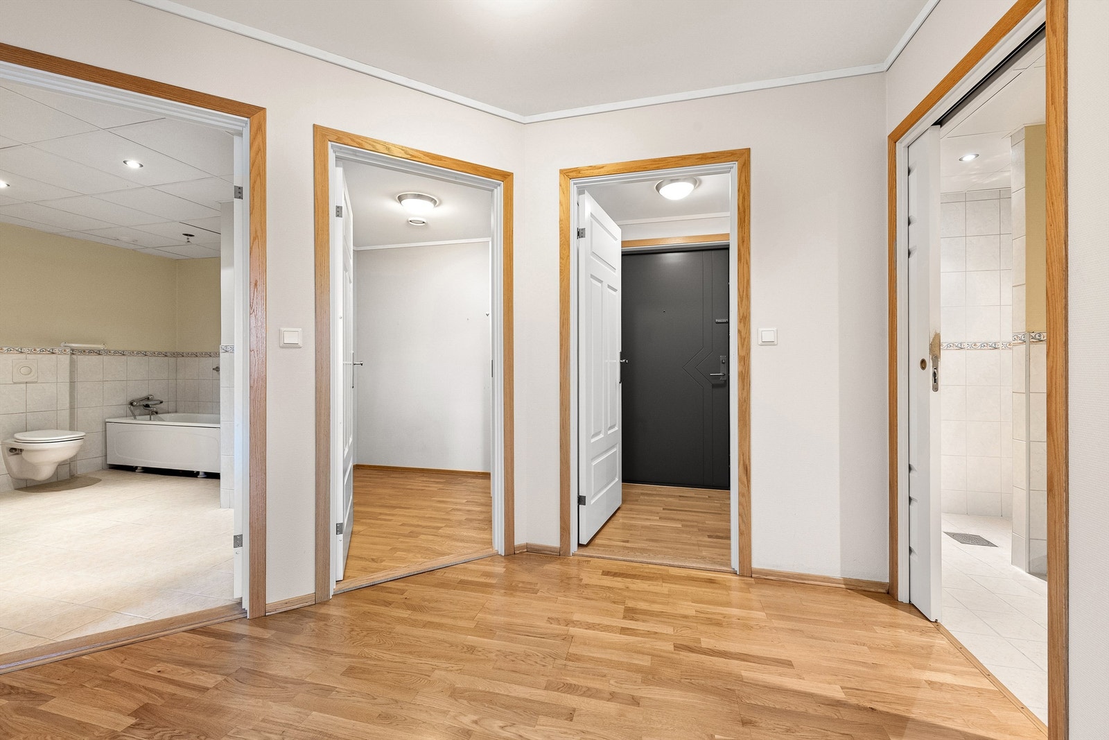 Hall med adkomst til bad, bod og bad/vaskerom Galleribilde