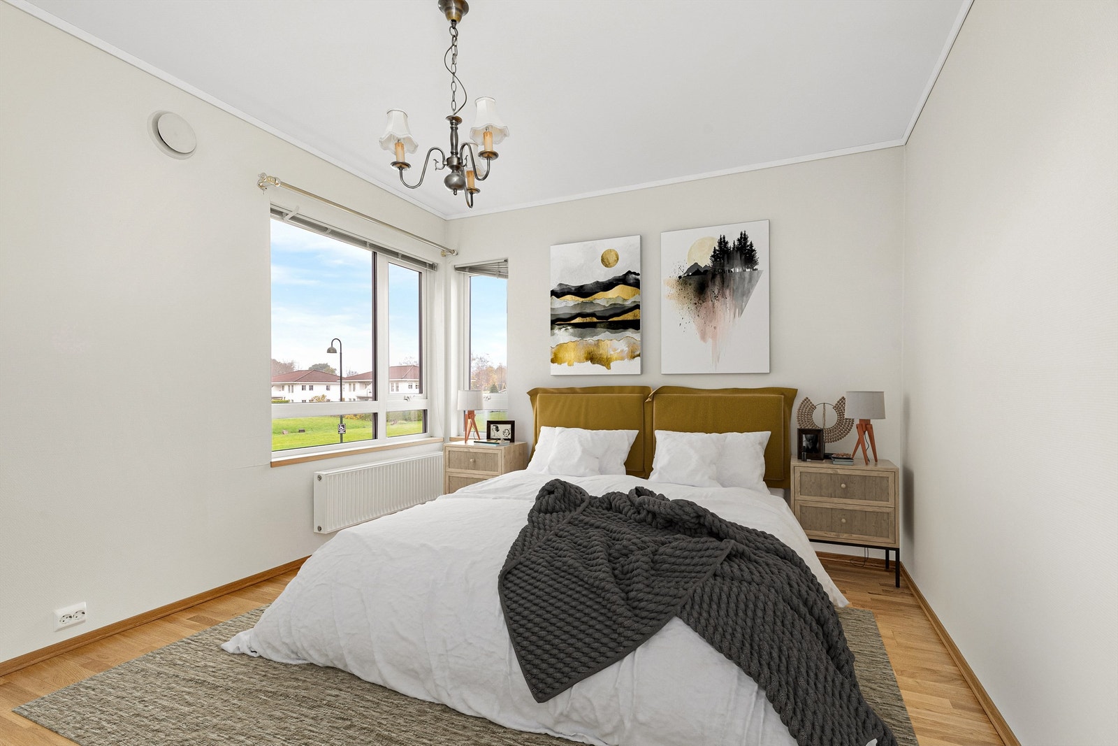 Hovedsoverom med gode lysforhold. Persienner i vindu - bildet er digitalt stylet Galleribilde