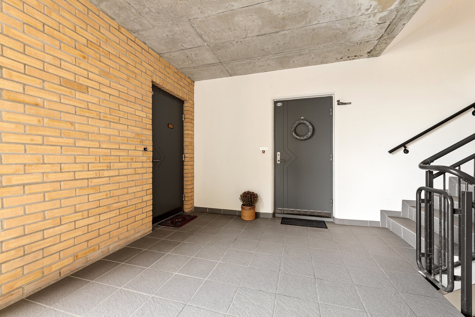 Adkomst til leiligheten via svalgang - inngangsdør til venstre i bilde Galleribilde