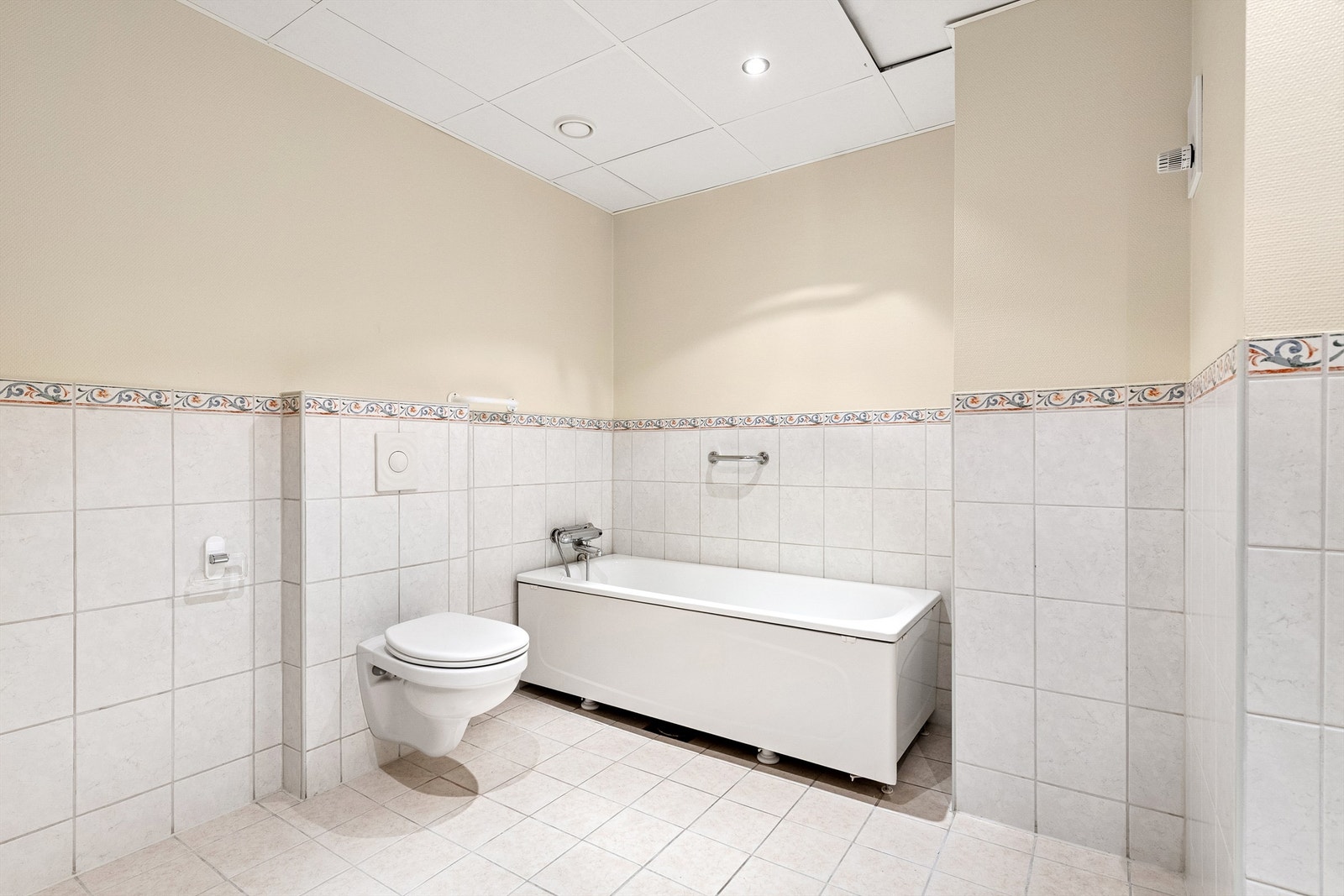 Vegghengt wc og frittstående badekar på bad Galleribilde