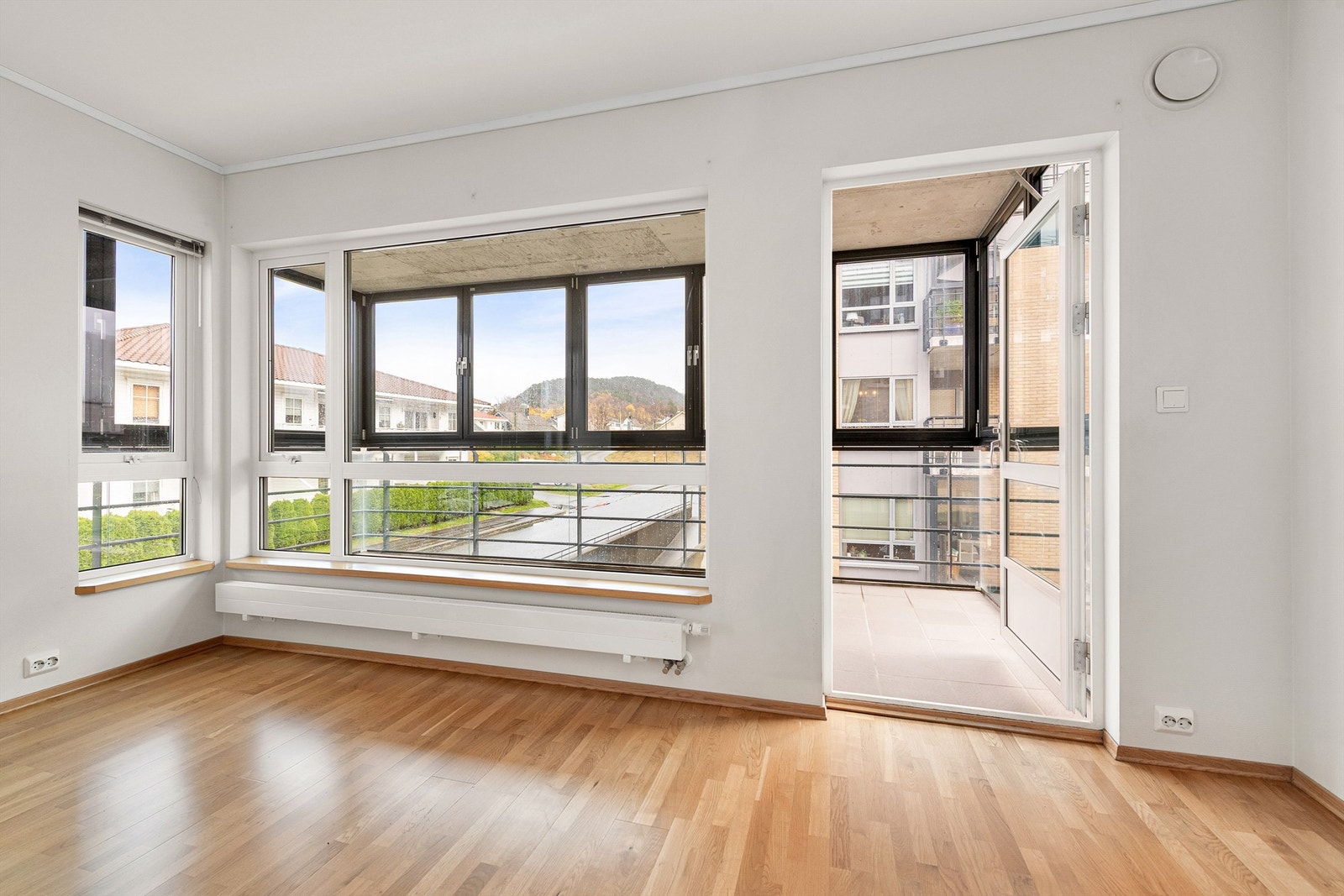 Fra stuen er det utgang til innglasset balkong med skyvefelt Galleribilde