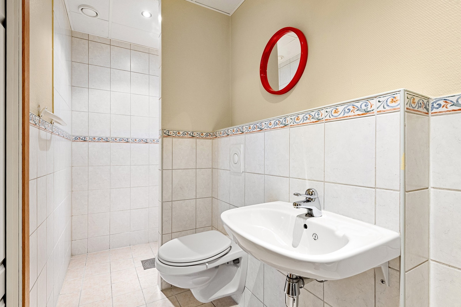 Kombinert bad/vaskerom med vaskeromsnisje, vegghengt wc, servant, utslagsvask samt opplegg for vaskemaskin og tørketrommel Galleribilde