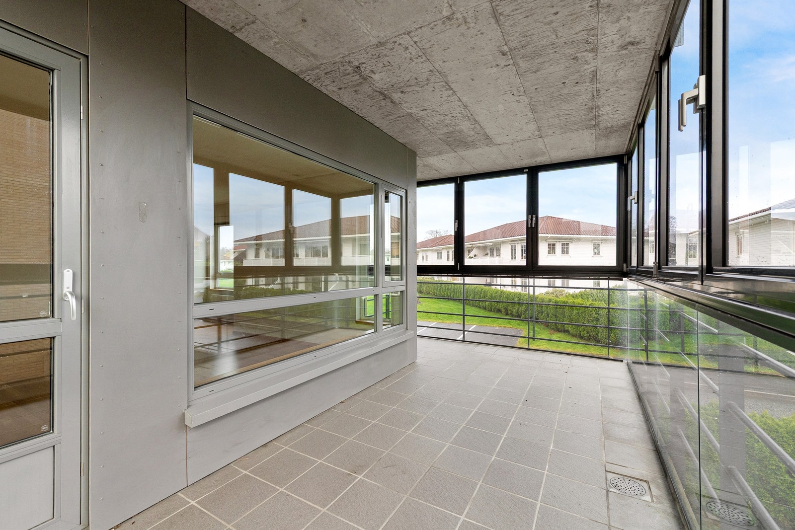 Romslig innglasset balkong på 14 kvm med utgang fra stue Galleribilde