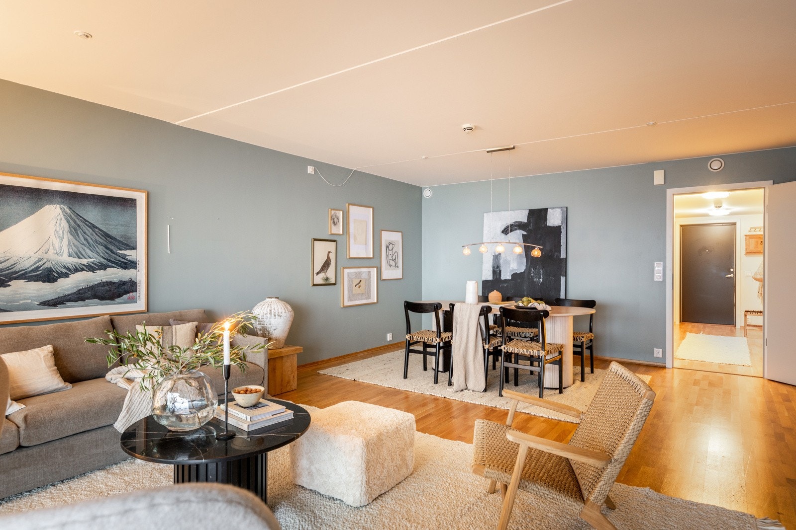 Stuen har plass til både sofa- og spisegruppe. Galleribilde