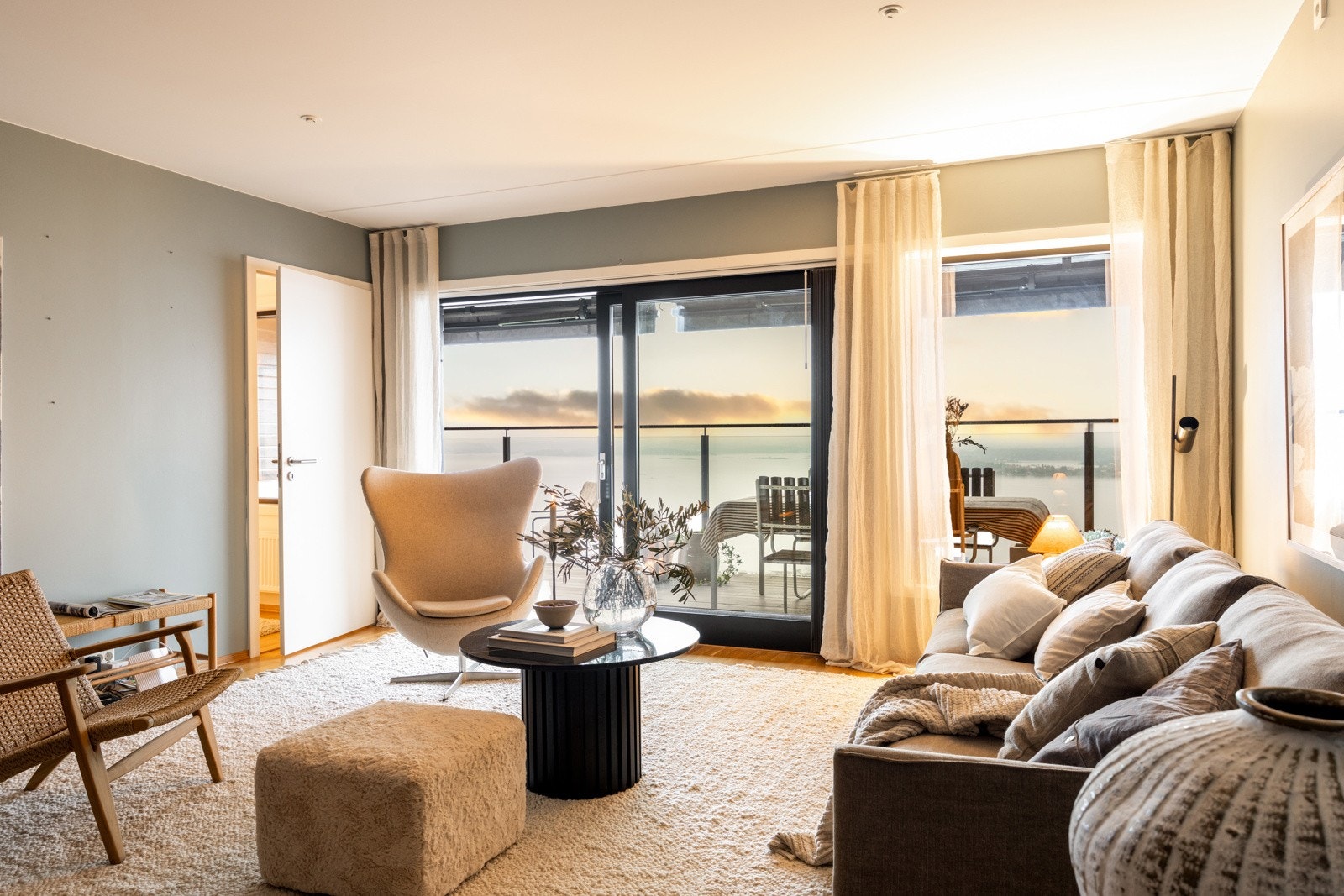 Fra stuen er det utgang til en vestvendt balkong. Galleribilde