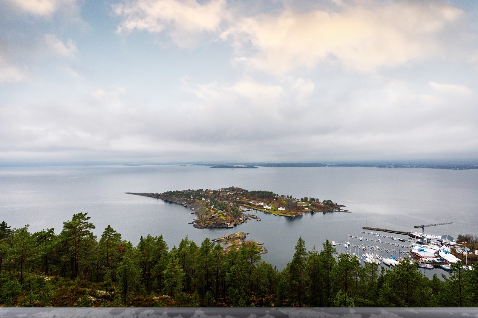 Boligen ligger skjermet til på nedre rekke og oppleves mer usjenert enn de øvrige boligene i området. Galleribilde