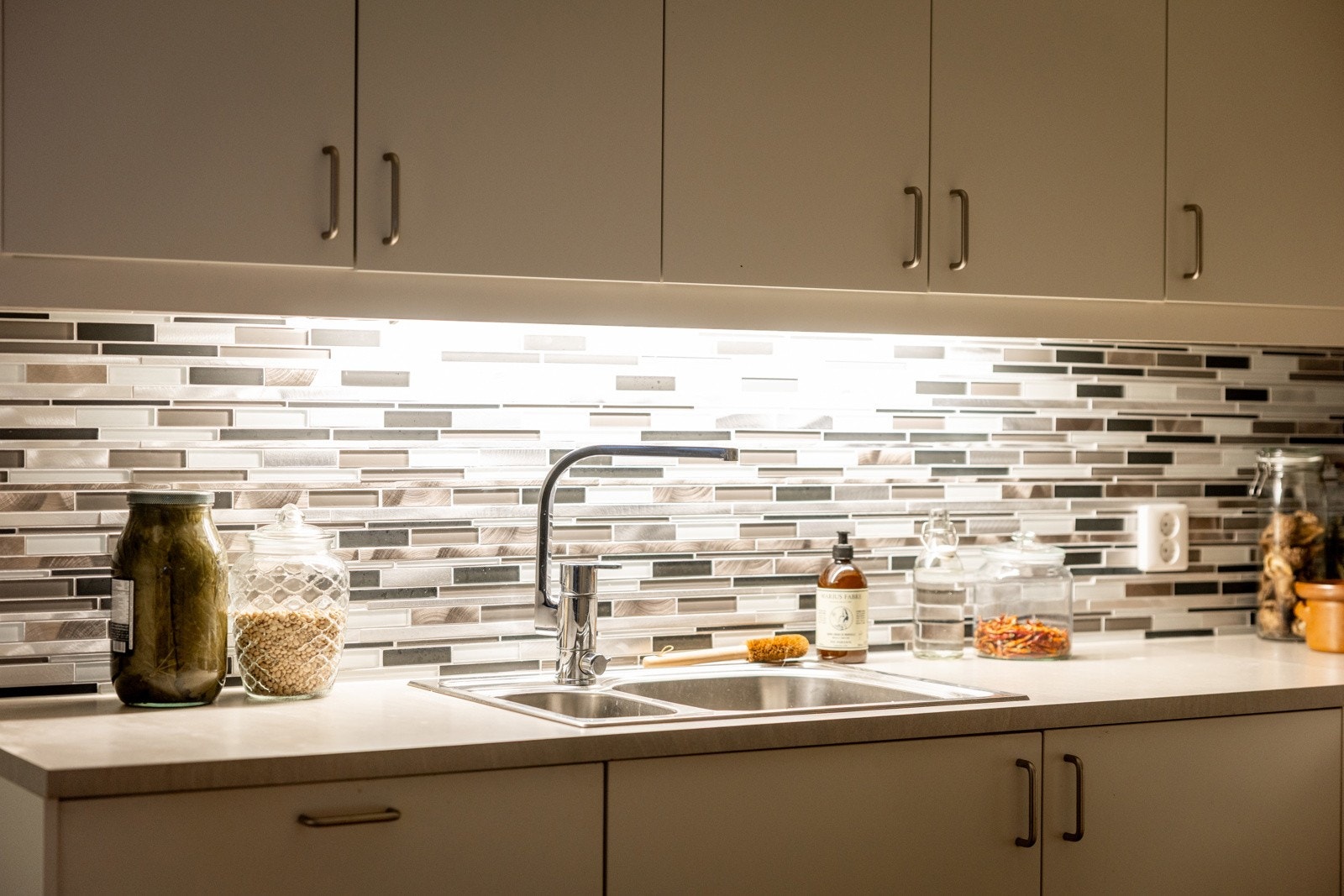 Veggen over benkeplaten er flislagt og sikrer en slitesterk og renslig overflate. Galleribilde