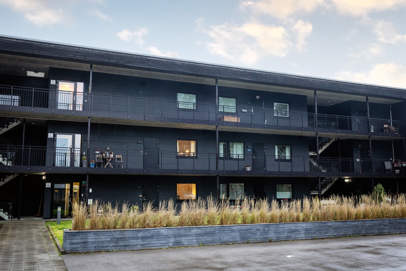 Leiligheten har en attraktiv beliggenhet høyt og fritt på Varden, et av Nesoddens mest attraktive områder. Galleribilde