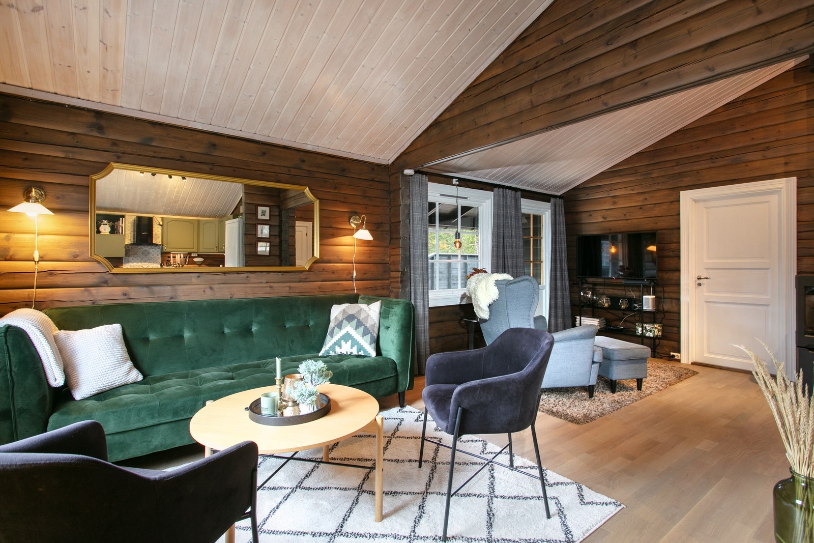 Stue med plass til flere soner og sitteplasser Galleribilde