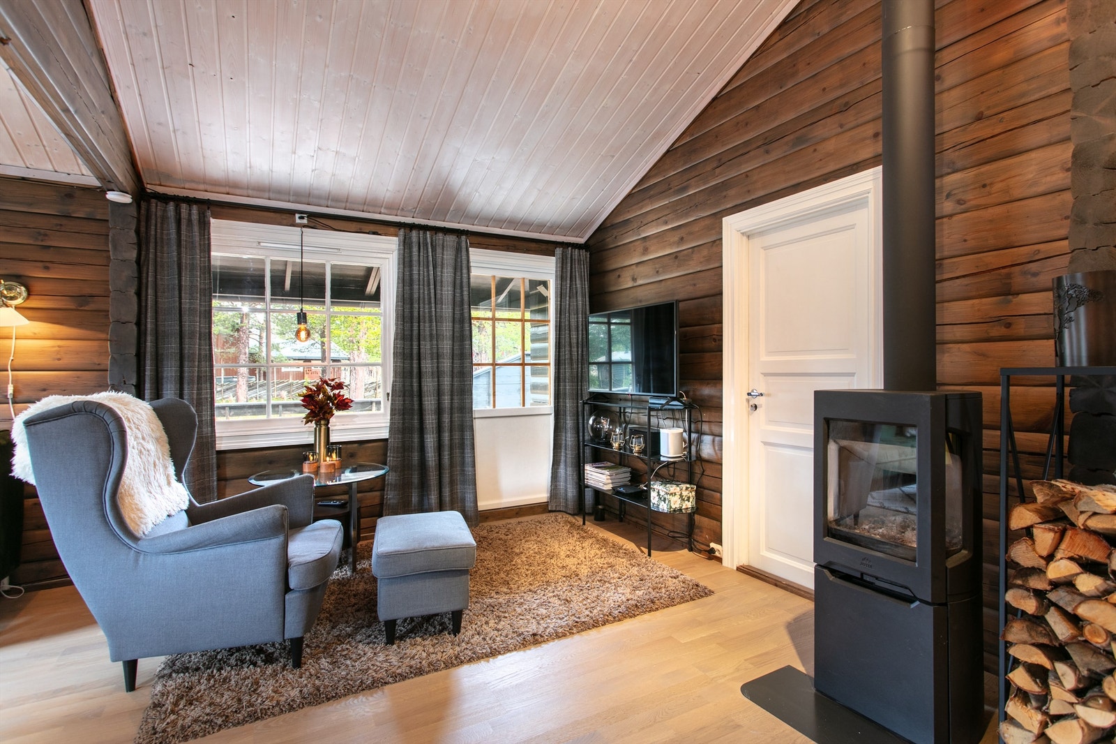 Nyere peisovn og pipe Galleribilde