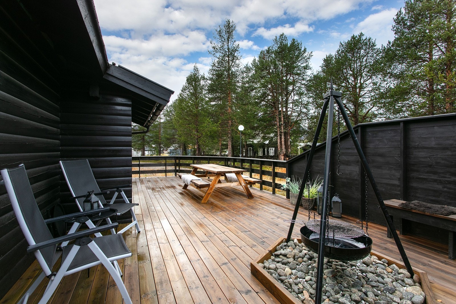 Det er god plass til flere soner og sitteplasser på terrassen og levegg mot naboer for skjermet innsyn. Flott koselig bålplass Galleribilde