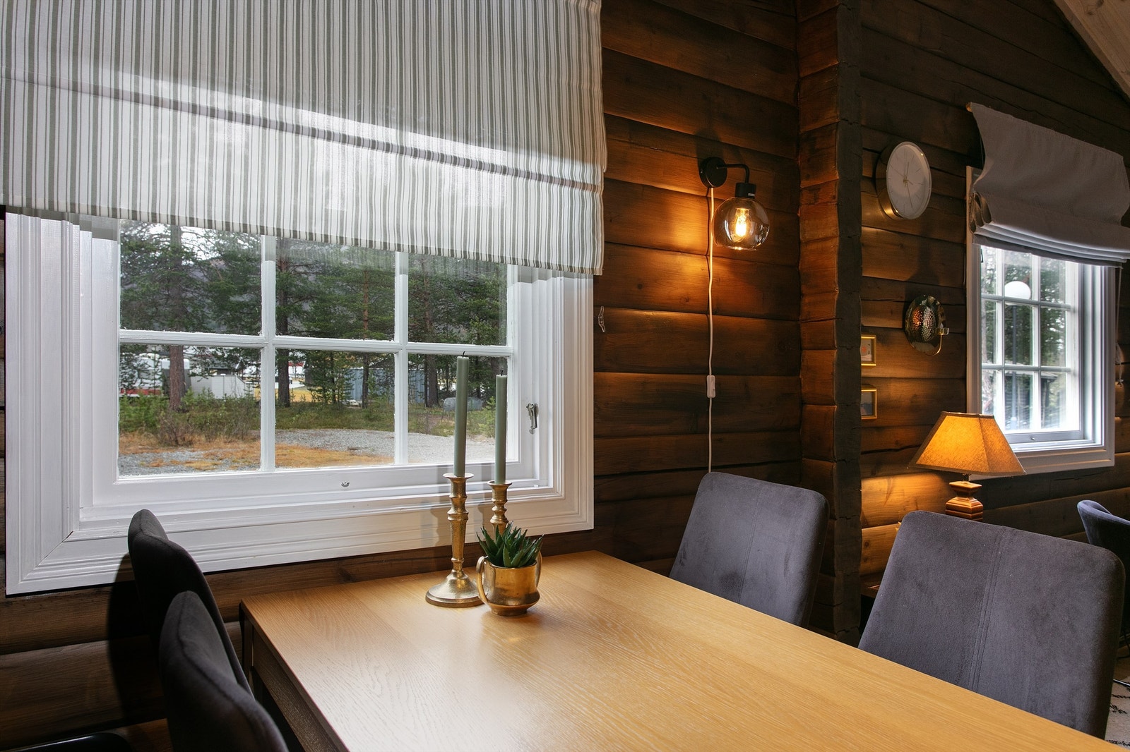 Spisebord i tilknytning til kjøkken Galleribilde