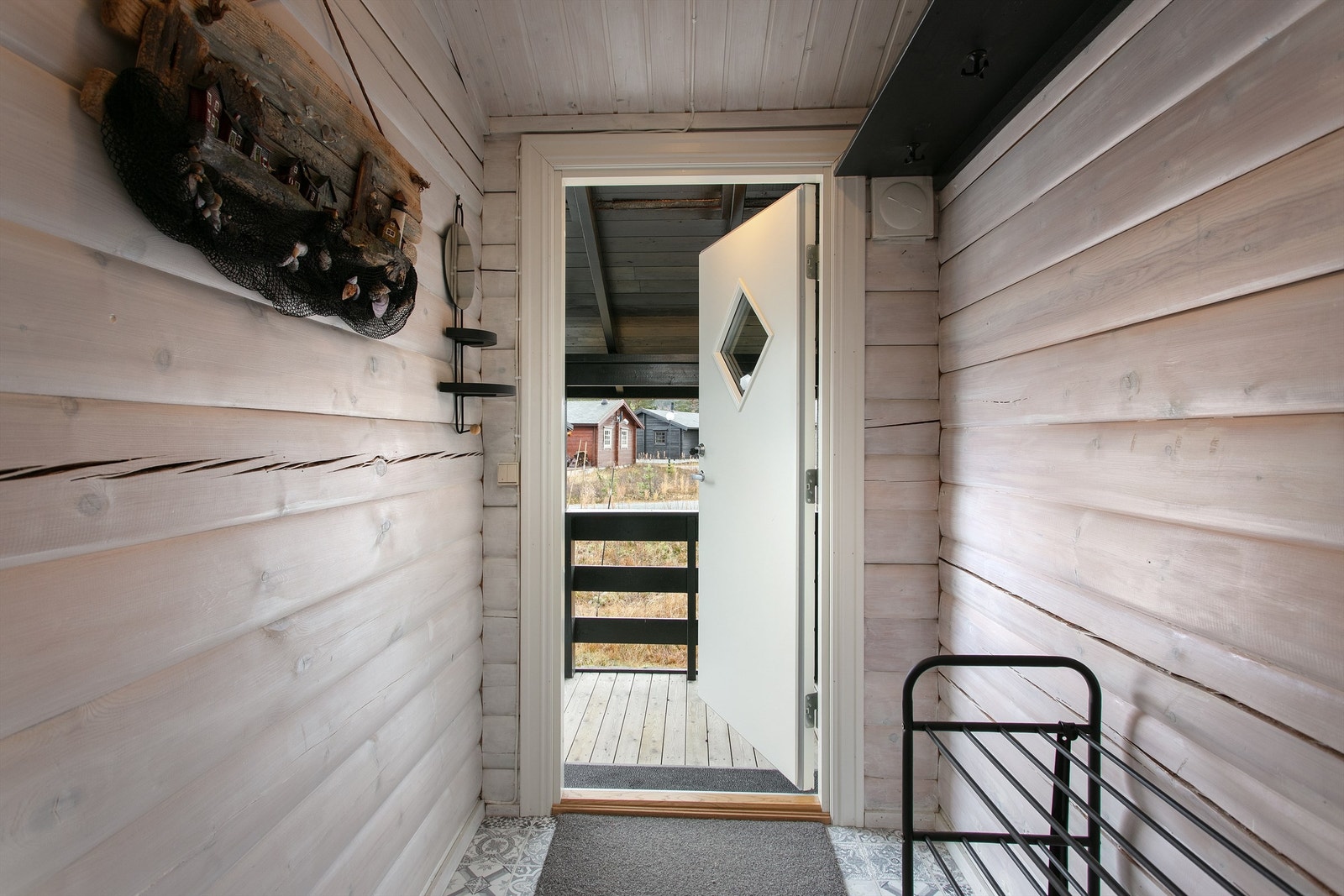 Gang/entre med nyere inngangsdør Galleribilde