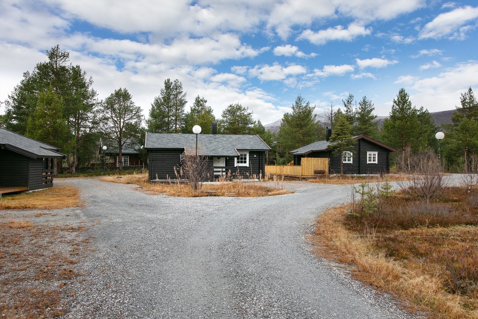 Hytten sett fra adkomstvei Galleribilde