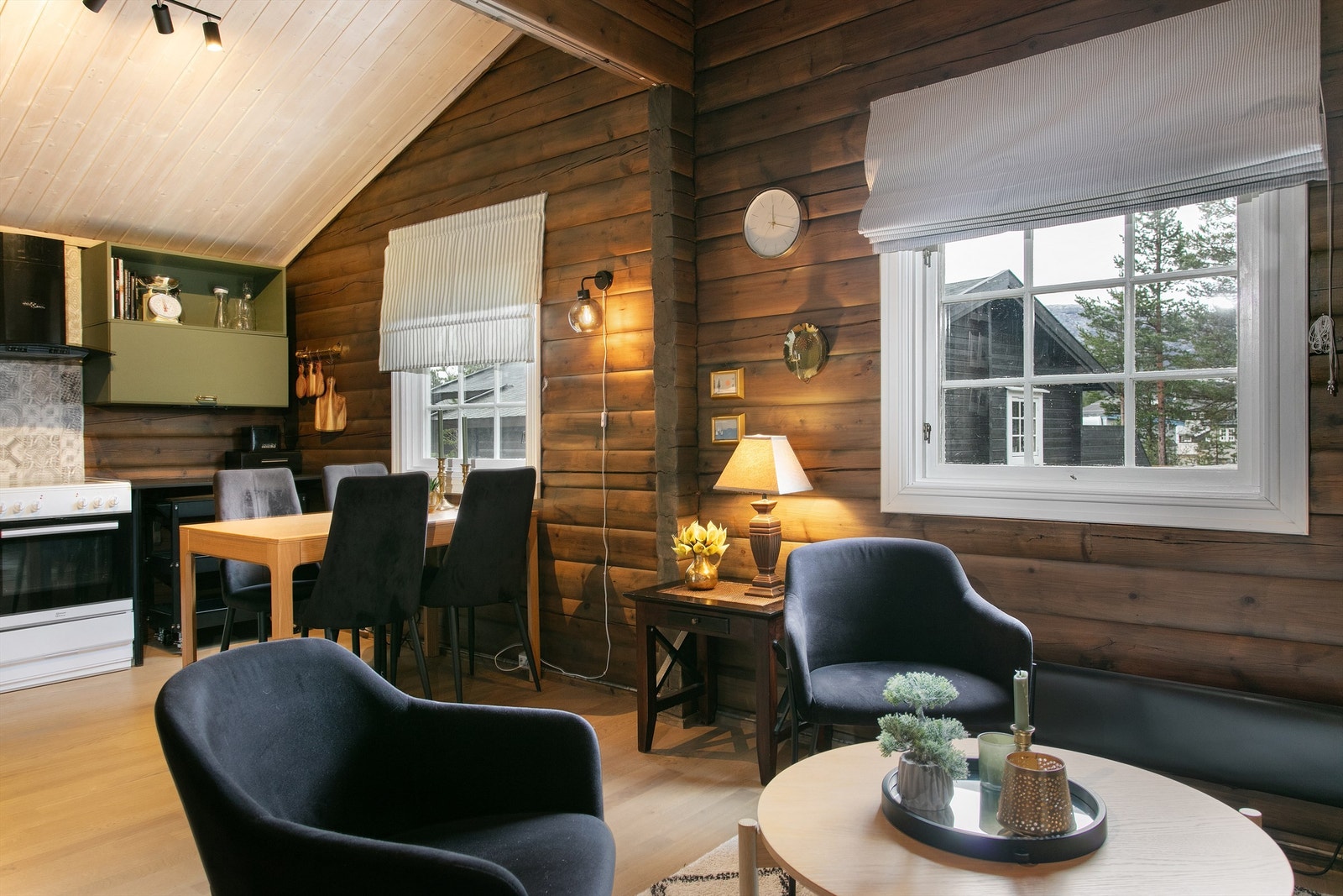 Fra sofakroken på stuen mot kjøkken Galleribilde