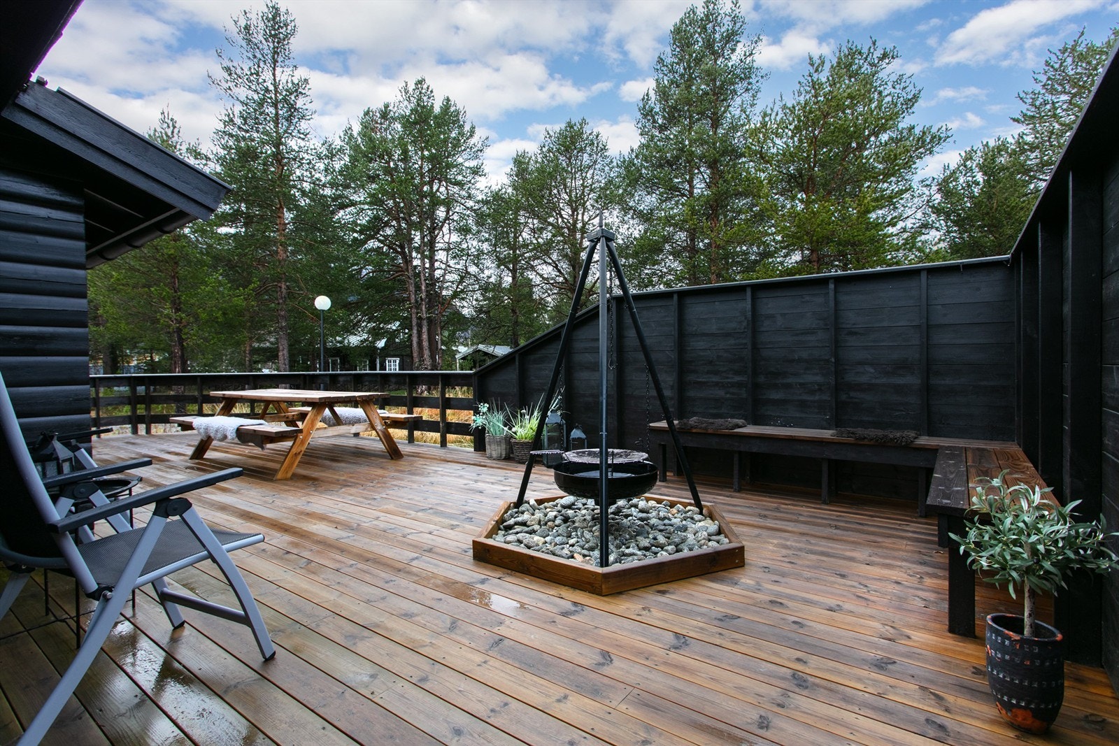 Stor skjermet markterrasse med bålplass Galleribilde