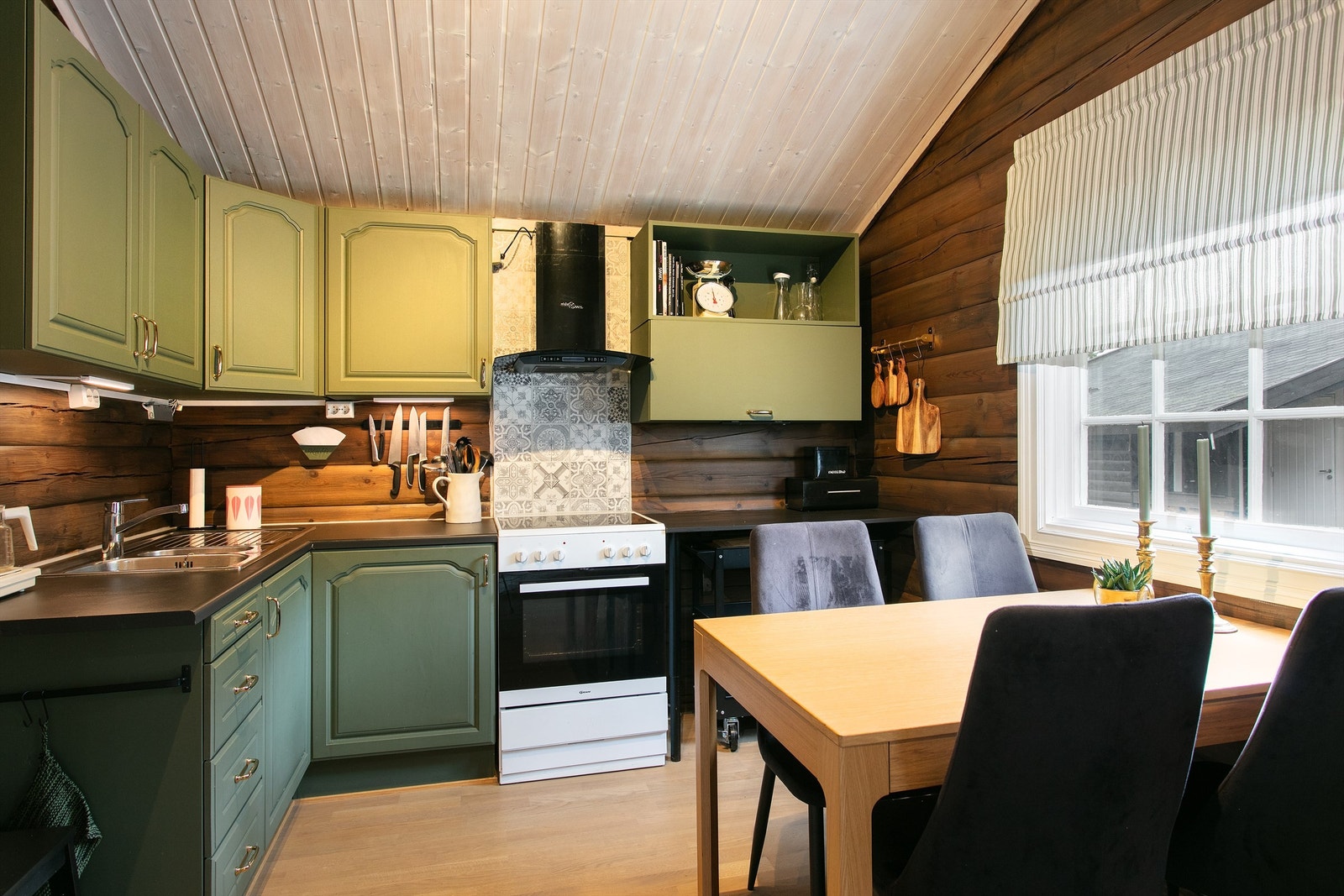 Malt profilerte kjøkkeninnredning med laminat benkeplate Galleribilde