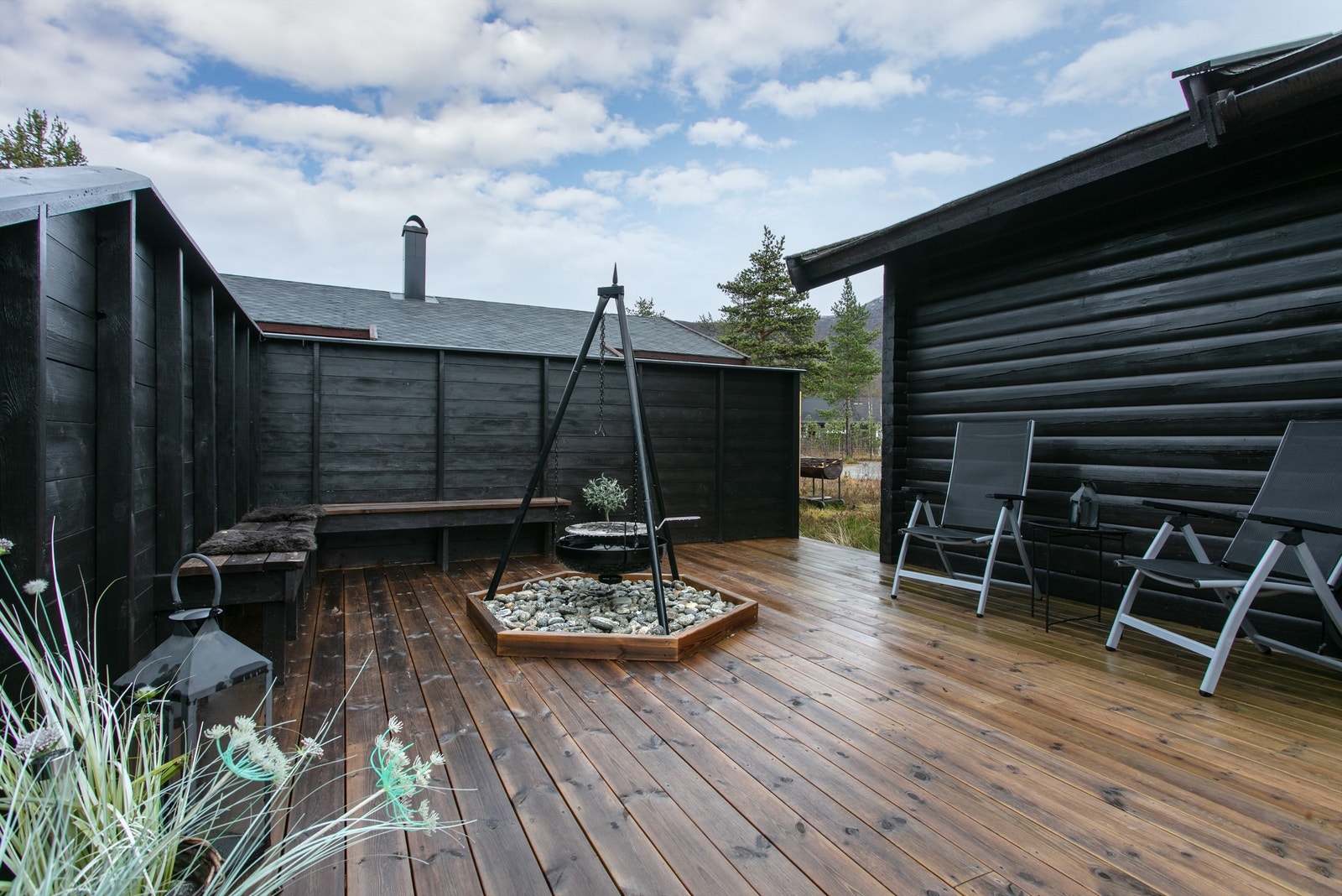 Levegg og plassbygde benker på terrassen med koselig bålplass Galleribilde