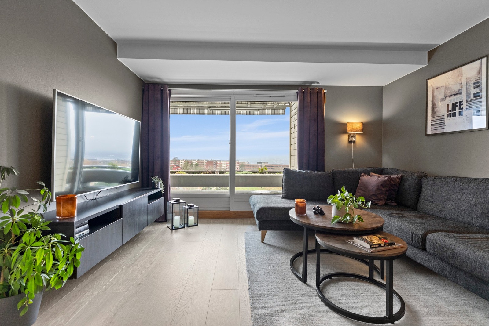 Store vindusflater slipper inn rikelig med dagslys og bidrar til en luftig romfølelse Galleribilde