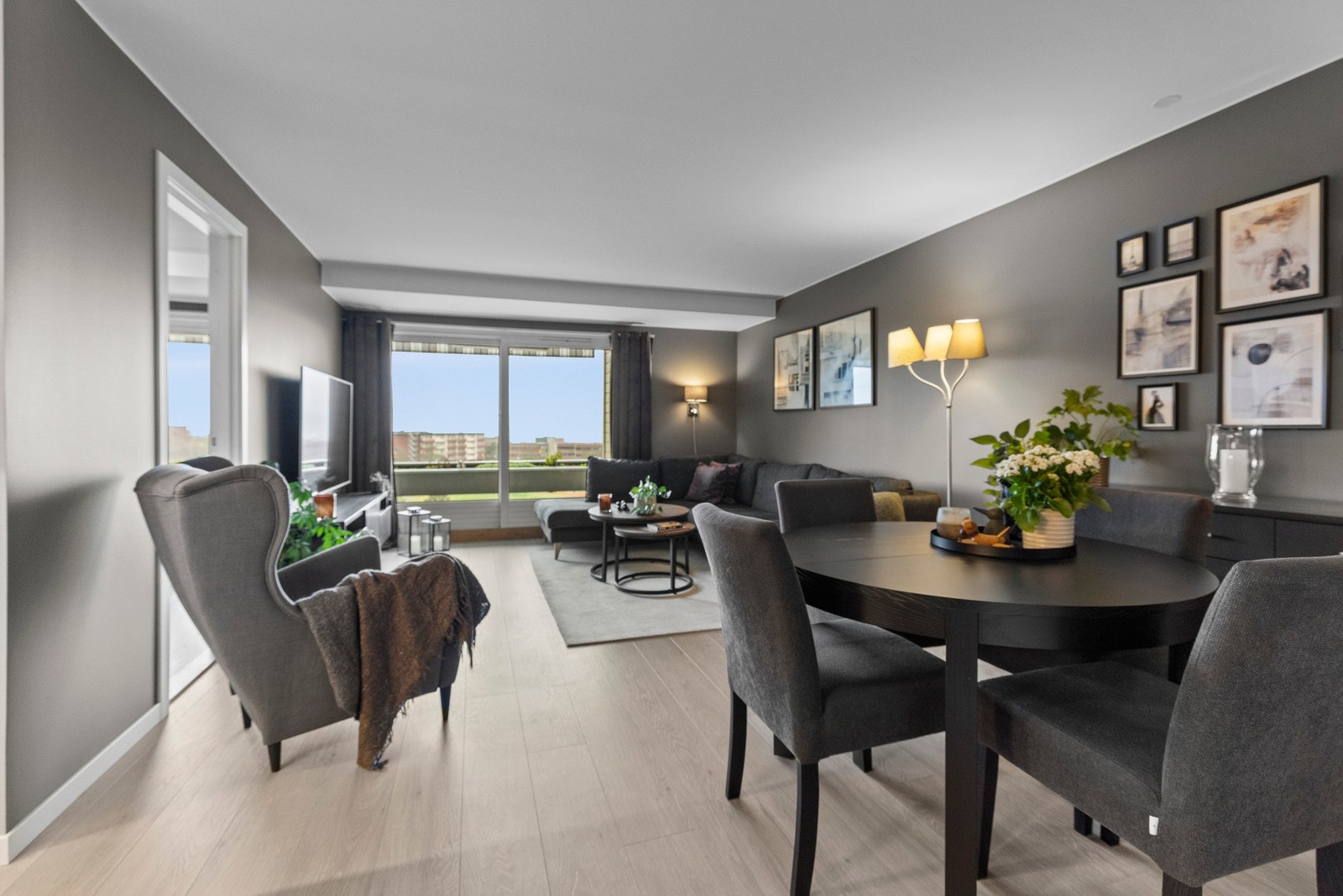 Stuen er lys og romslig, med en himlingshøyde på ca. 2,40 meter Galleribilde