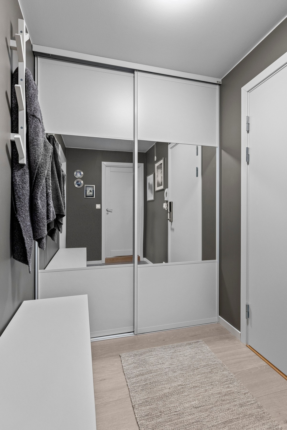 Det er etablert en garderobeløsning som gir gode muligheter for oppbevaring av yttertøy og sko Galleribilde