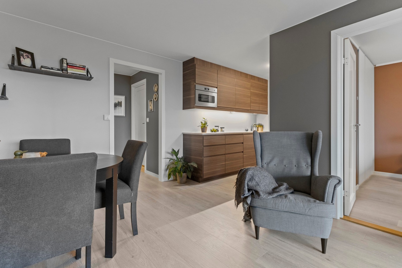 Stuen har delvis åpen løsning mot kjøkkenet Galleribilde