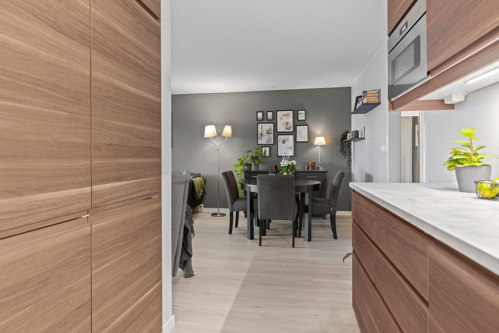 Det er integrerte hvitevarer som platetopp, stekeovn, oppvaskmaskin og kjøl/frys Galleribilde