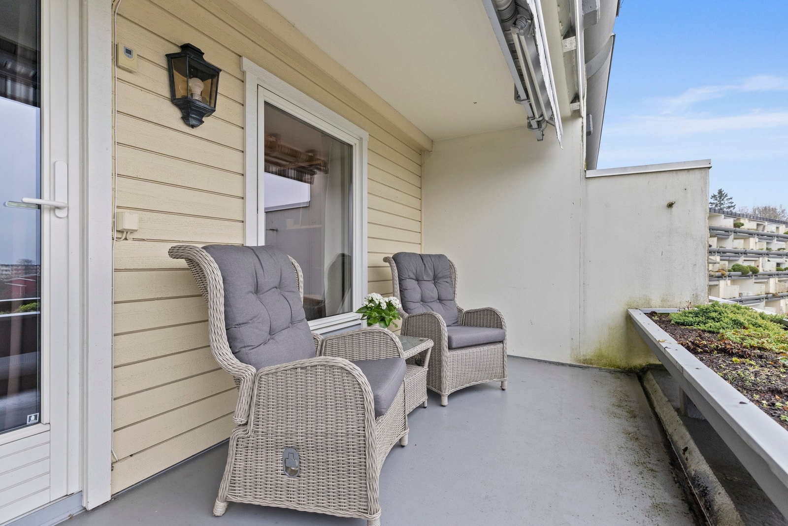 Rekkverket er i betong og fungerer som blomsterbed, noe som gir muligheter for å skape en grønn oase Galleribilde