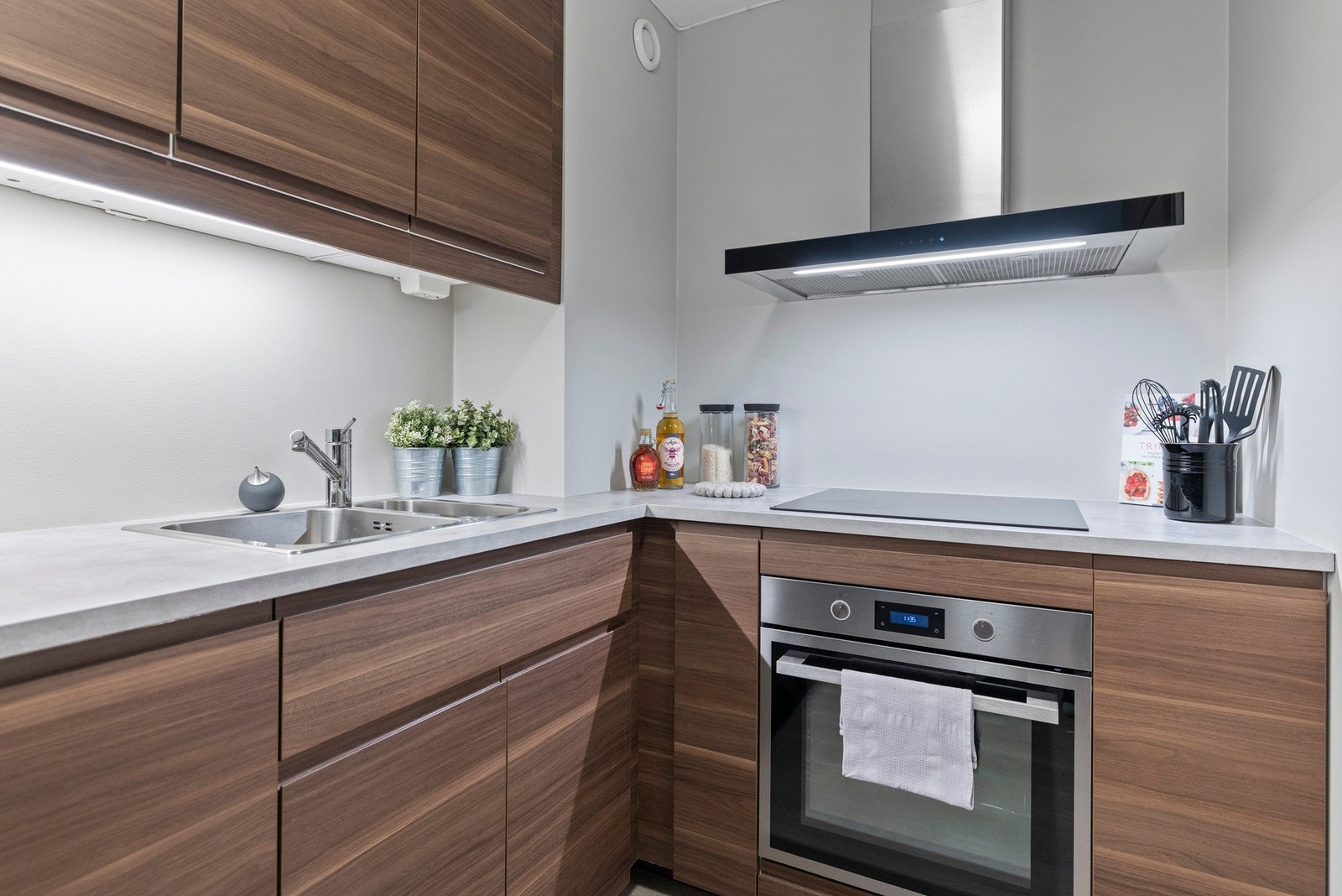 Oppvaskkummen er i stål og praktisk plassert Galleribilde