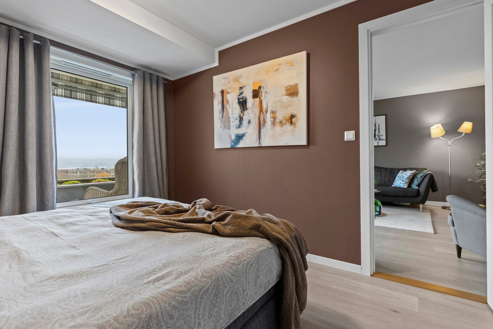 Rommet er romslig med god plass til dobbeltseng, nattbord og annet ønsket møblement Galleribilde