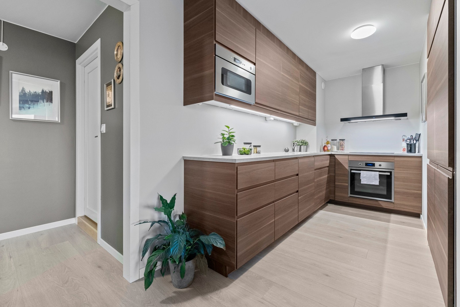 Kjøkkenet fra 2020 har en delikat IKEA-innredning med glatte fronter og en benkeplate i laminat Galleribilde